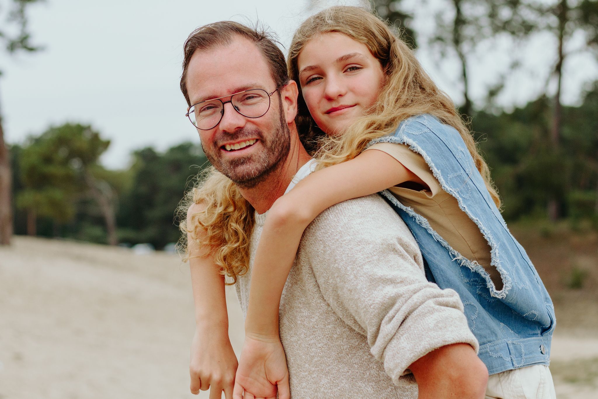 Een gezins fotoshoot op een moie buitenlocatie.