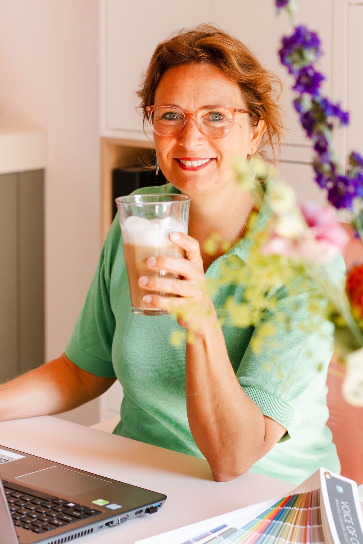 portretfoto van interieur stylist Judith tijdens een fotoshoot.