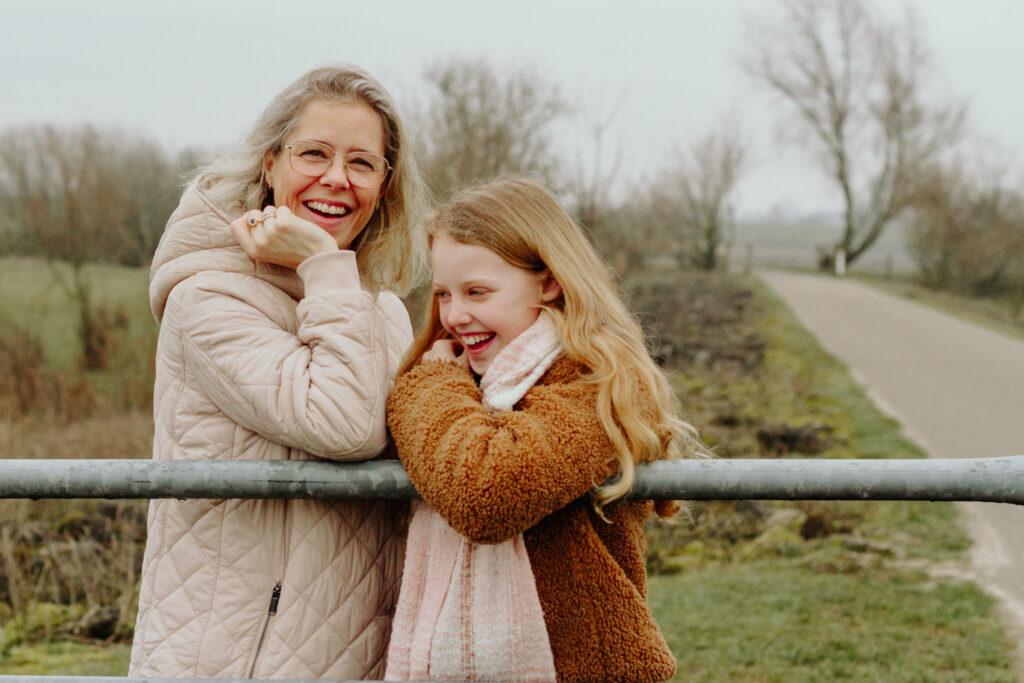 Fotoshoot in de winter met een moeder en een dochter in Zwolle.