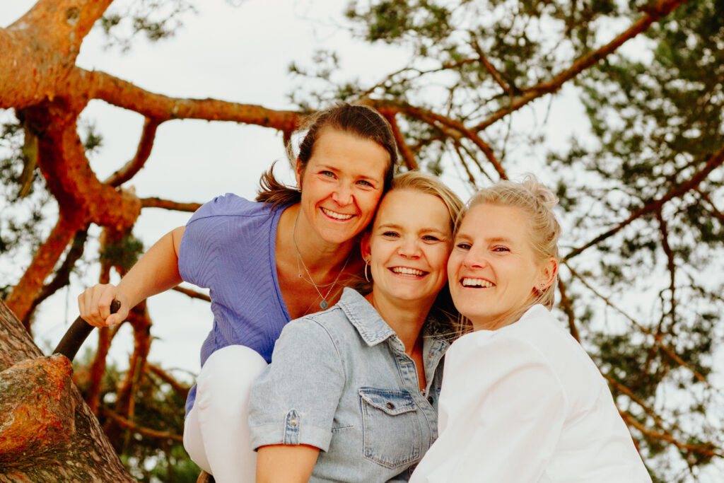 Drie zussen tijdens een familie shoot.