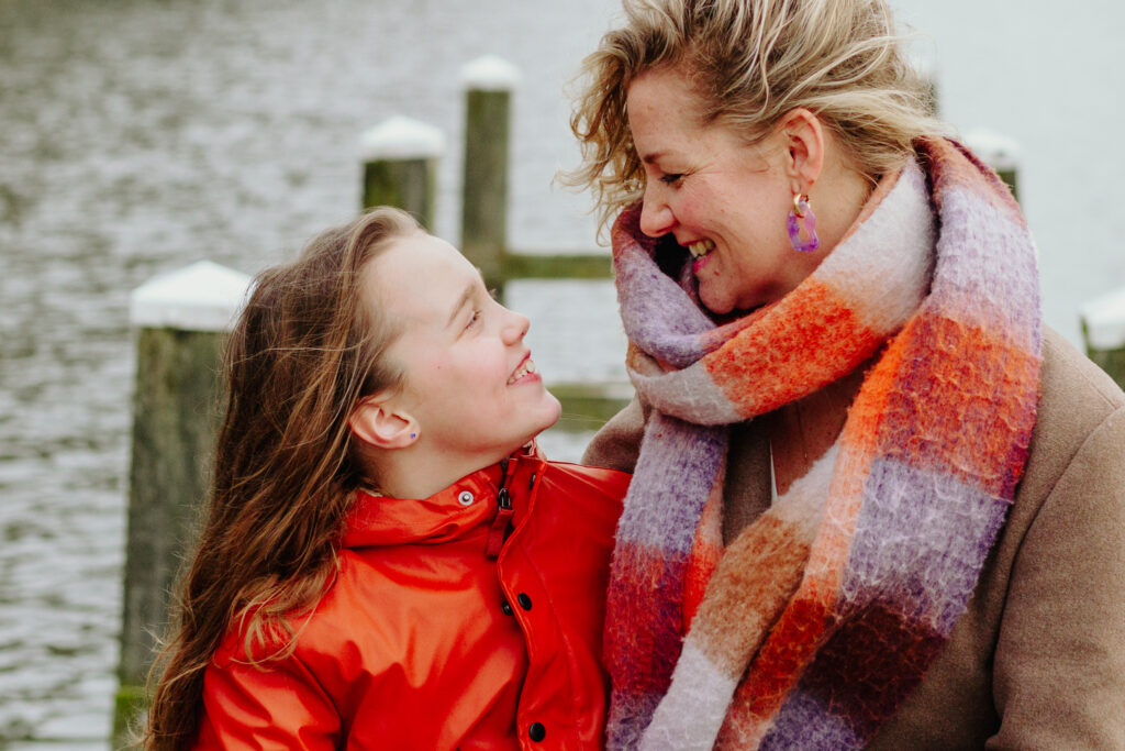 Moeder en dochter op de foto bij het water.