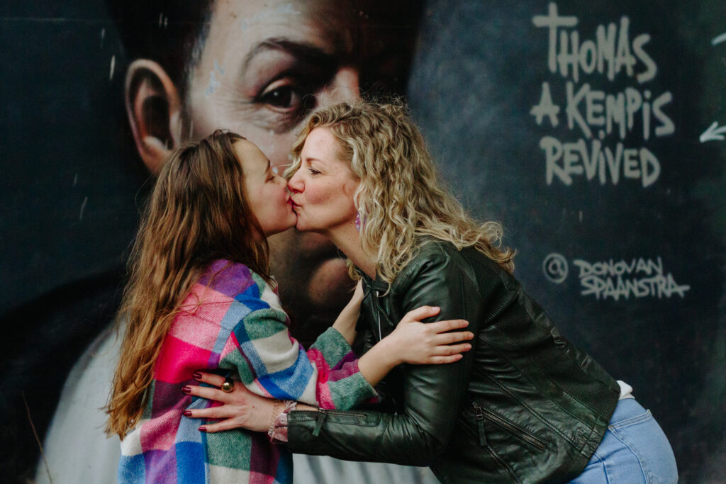 Moeder met dochter voor een graffity wand in Zwolle tijdens een fotoshoot.