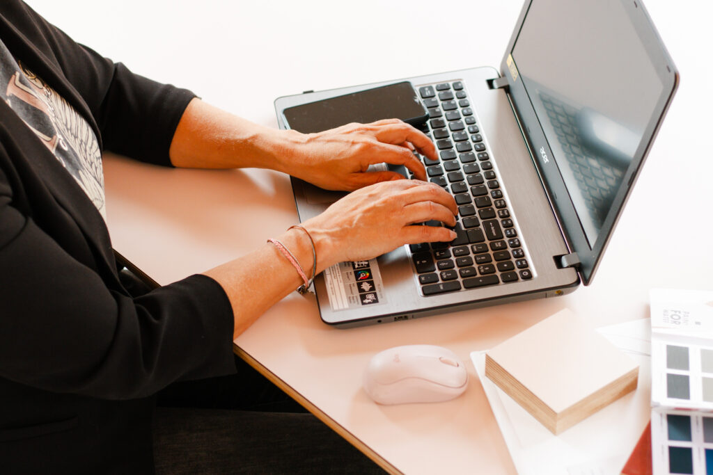 Een foto gemaakt tijdens een personal branding shoot van interieurstylist Judith Spaai. Ze is aan het werk op haar laptop.