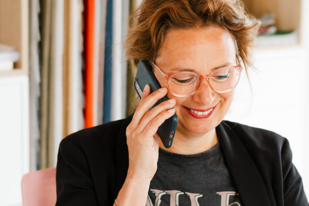 Interieurstulist Judith aan het bellen. Foto gemaakt tijdens een personal branding shoot.