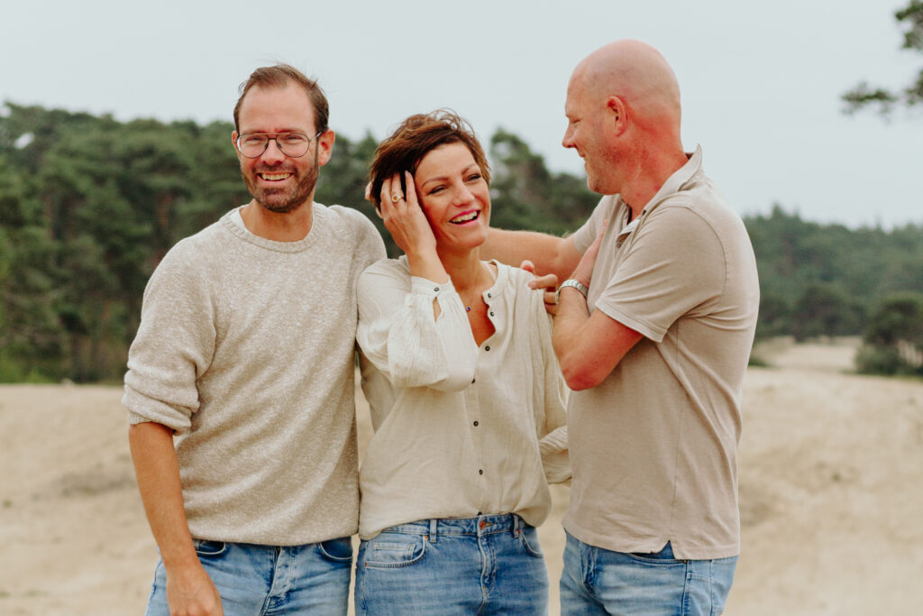 Zus met haar twee broers tijdens een familieshoot.