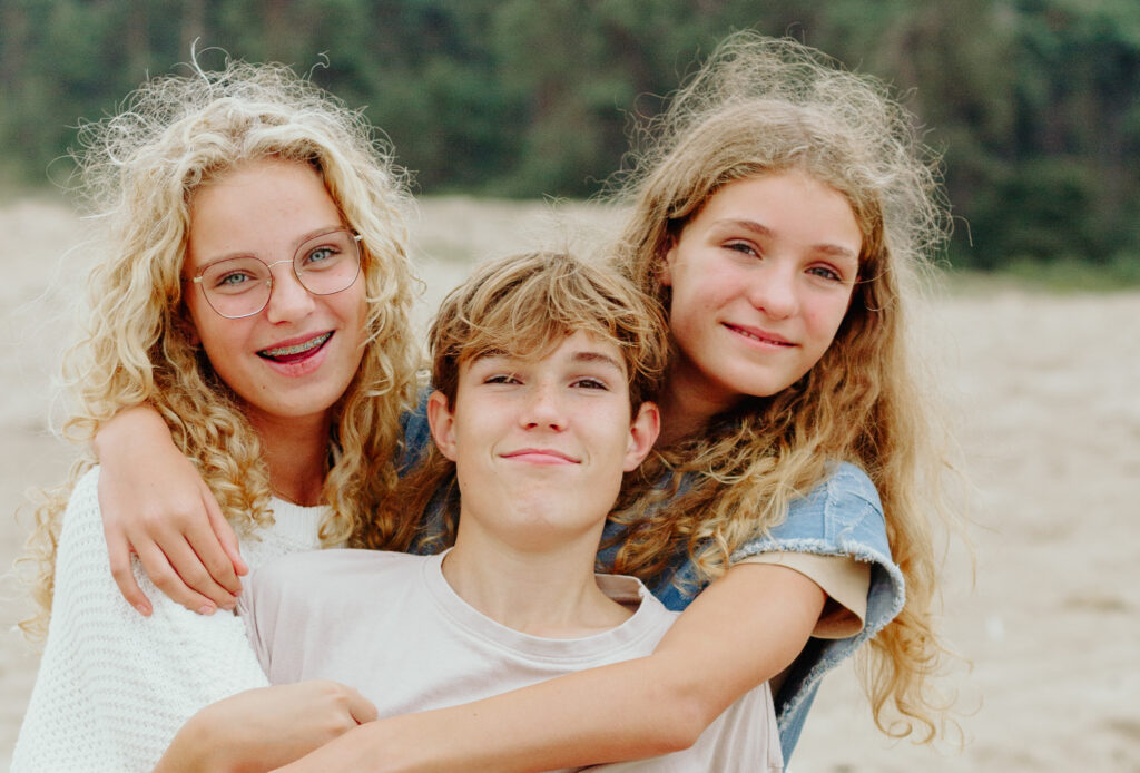 3 kinderen tijdens een familieshoot.