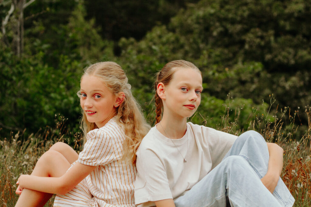 Twee vriendinnetjes op een mooie buitenlocatie in Drenthe tijdens een vriendinnenshoot.